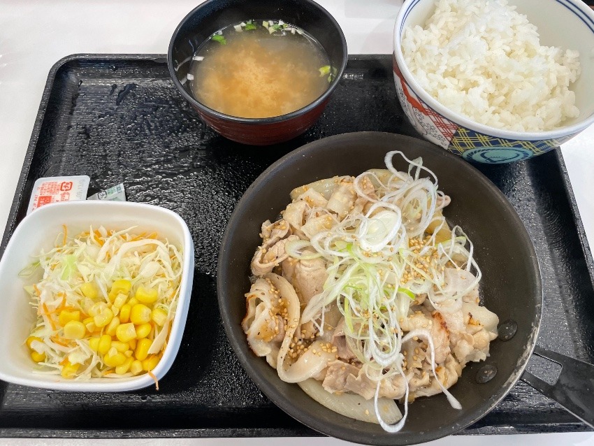 ねぎ塩豚　定食を食す