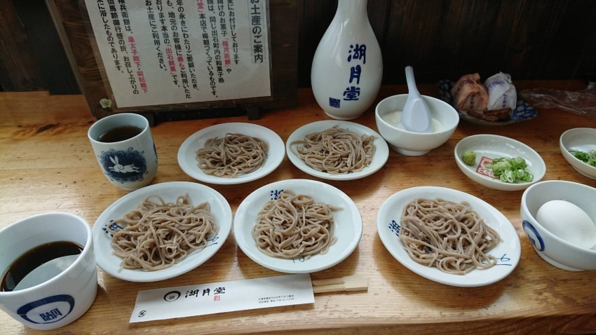 辰鼓楼を眺めながら食べられる☆お菓子付き！出石そば