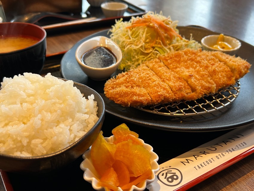 宮崎ブランドポークのロースかつ定食（キャベツ・みそ汁・ごはん付き）