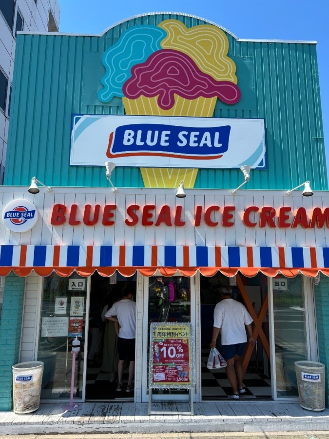 須磨水族館前【BLUE SEAL ICE CREAM】暑すぎて💦映える前に溶けてしまったアイスクリーム🍨