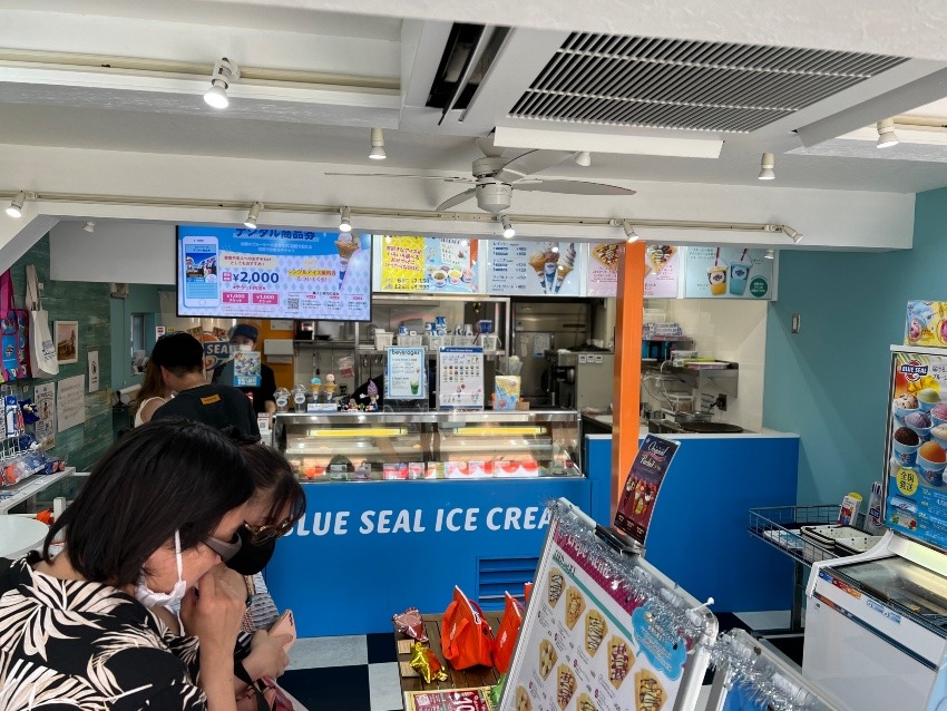須磨水族館前【BLUE SEAL ICE CREAM】暑すぎて💦映える前に溶けてしまったアイスクリーム🍨