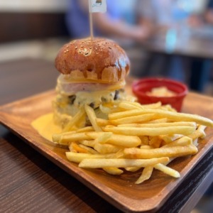 【ランチがお得！】6チーズ・チーズバーガーとドリンクセット