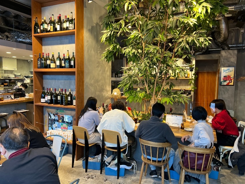 デートにぴったり。オシャレな空間、1時間飲み放題もあり【神戸駅前】
