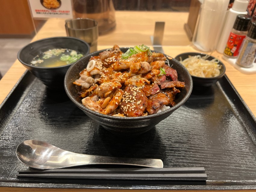 コスパ良すぎの劇場丼！　神戸市長田区　新長田