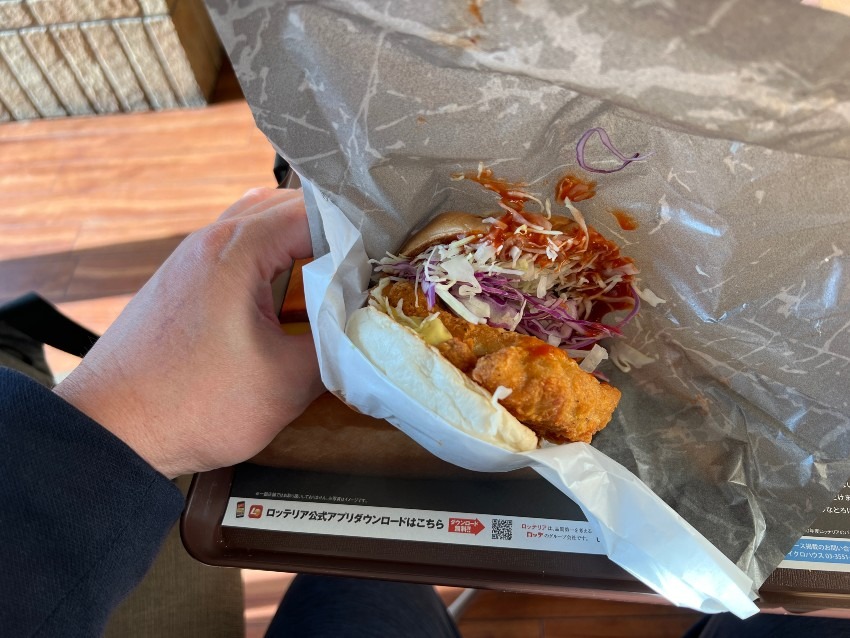 その名も「ティラノチキンバーガー　ファイヤー」【神戸舞子】明石海峡大橋を見ながら食事ができます。