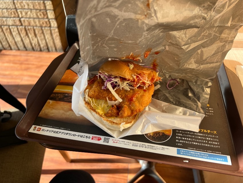 その名も「ティラノチキンバーガー　ファイヤー」【神戸舞子】明石海峡大橋を見ながら食事ができます。