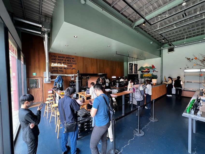 東京都港区南青山にあるカフェの楽園　東京の一等地に広大な広場がありました。