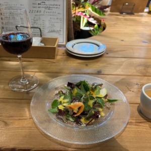 デートにぴったり。オシャレな空間、1時間飲み放題もあり【神戸駅前】