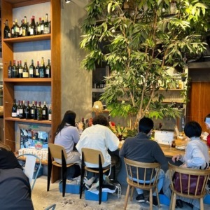 デートにぴったり。オシャレな空間、1時間飲み放題もあり【神戸駅前】