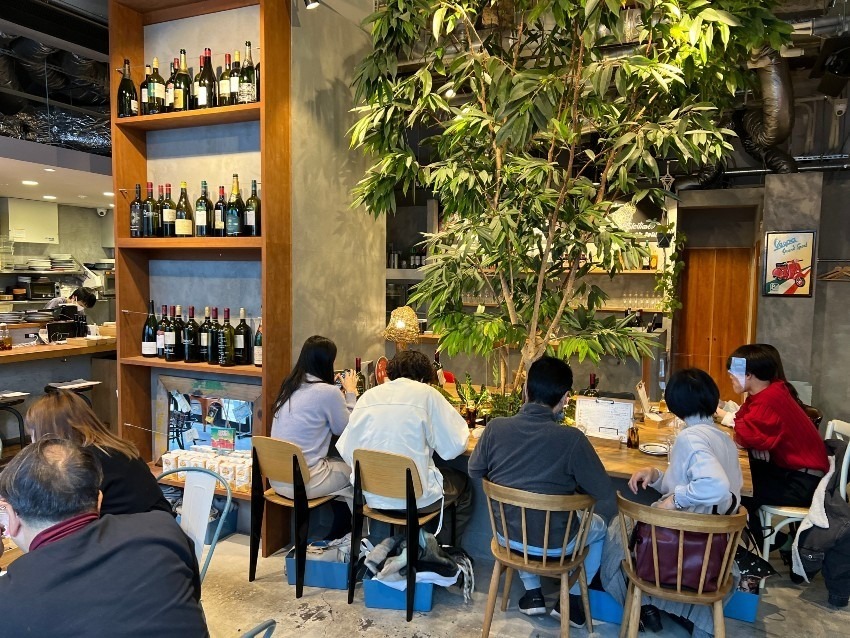 デートにぴったり。オシャレな空間、1時間飲み放題もあり【神戸駅前】